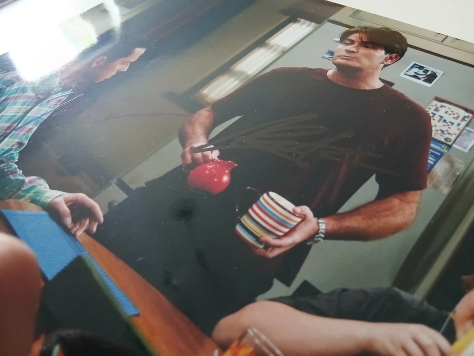 Two and a Half Men - Autogramm - 3x handsigniertes Großfoto - Charlie Sheen,JC&. - Bild 2 von 3