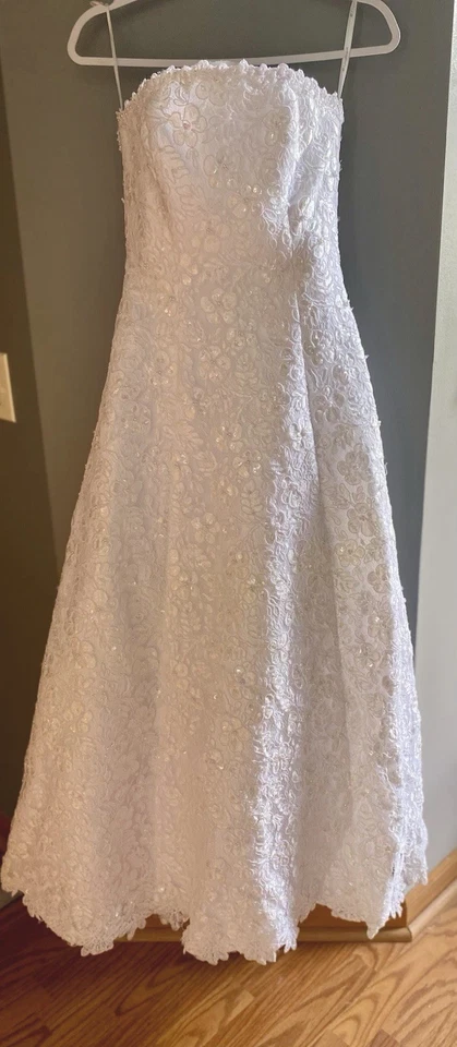 Davids Bridal Wedding Dress Size 12 lace embroidery Preowned  - Image 3 of 4