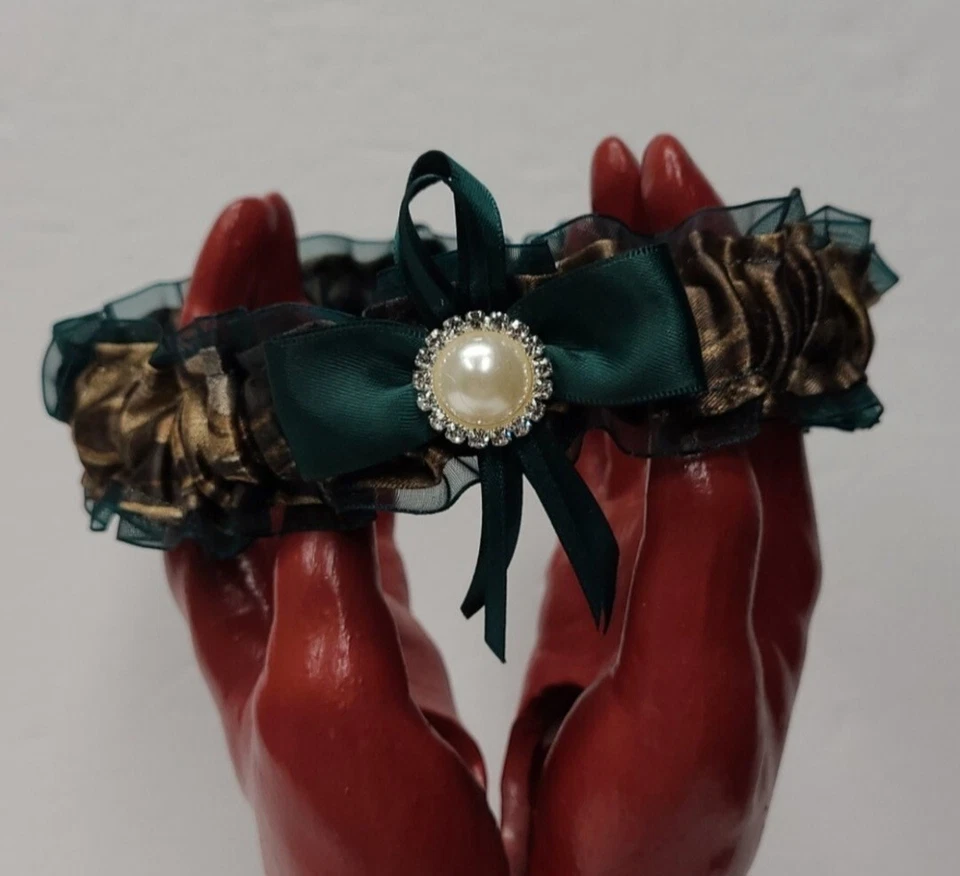 Juego de liga de boda camuflada con borde verde hecha a mano Foto 2 de 4