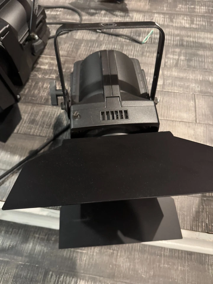 ETC Source Four Fresnel Zoom To Focus w/ Lamp, Stage Light S4 FRES7 750W 7" - Image 2 of 3