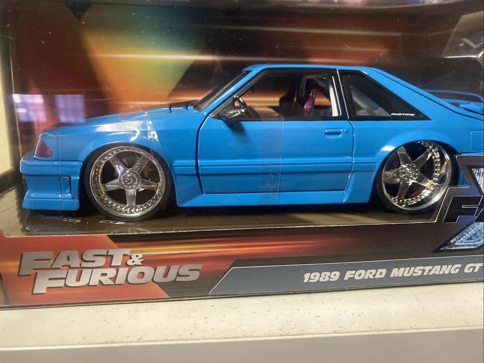 Jada Toys 1989 Ford Mustang GT Fox Body/w aros cromados atualizados e interior - Imagem 2 de 4
