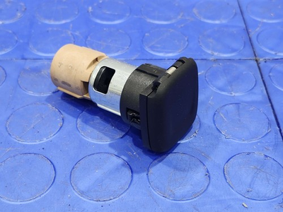 #ad 15 20 GMC Yukon Chevy Tahoe 12 Volt Power Outlet Assembly OEM 25774623 $24.99