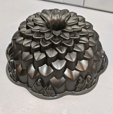 Chrysanthemum Flower 10 Cup Non-Stick Nordic Ware USA Bundt Pan Cake Mold EUC