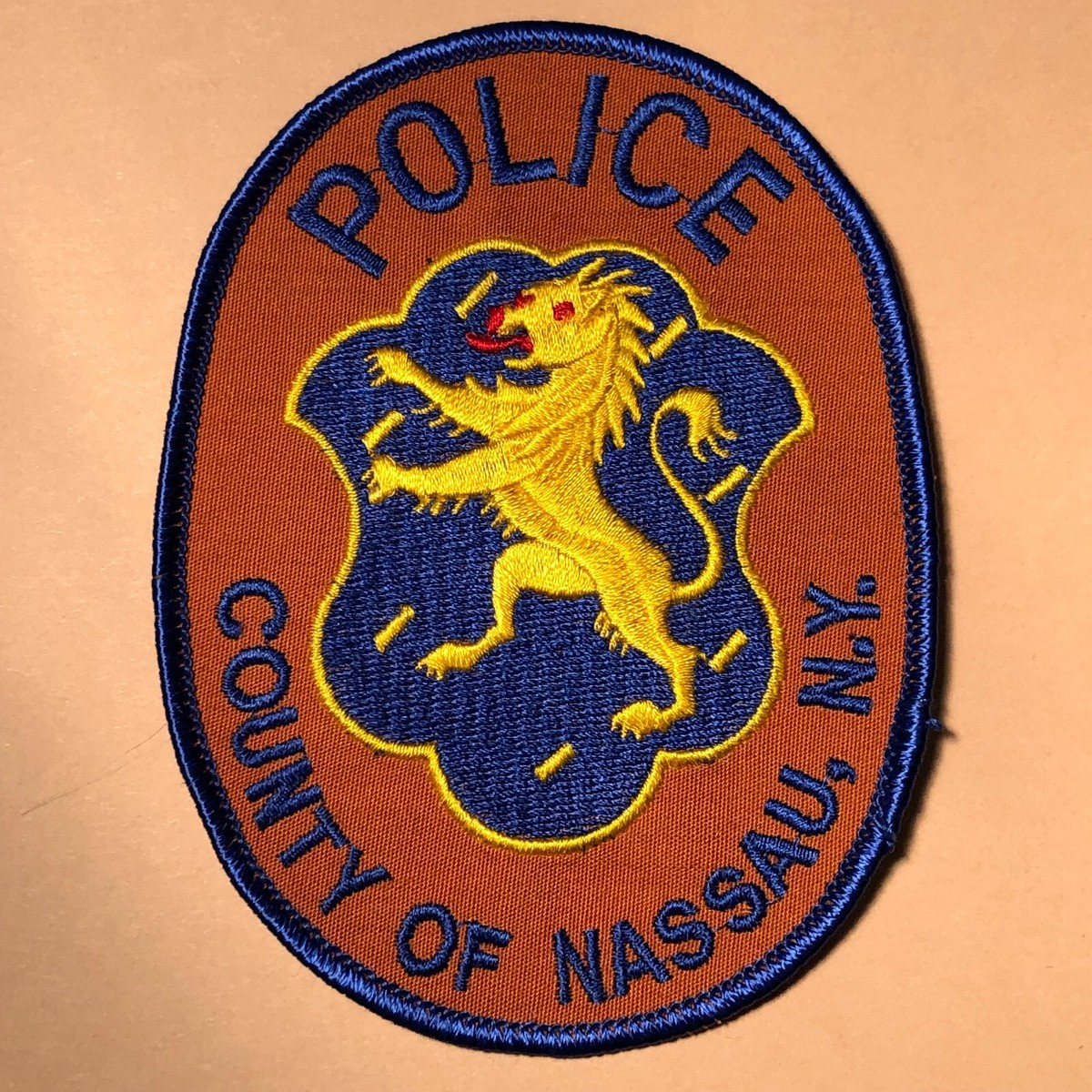 VINTAGE OBSOLETE NEW YORK NASSAU COUNTY POLICE NICE LION ON BLUE