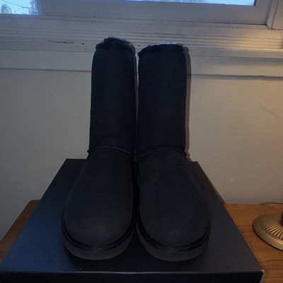UGG Classic Short Shearling Style Pull-On Boots Black Synthetic Men s 11