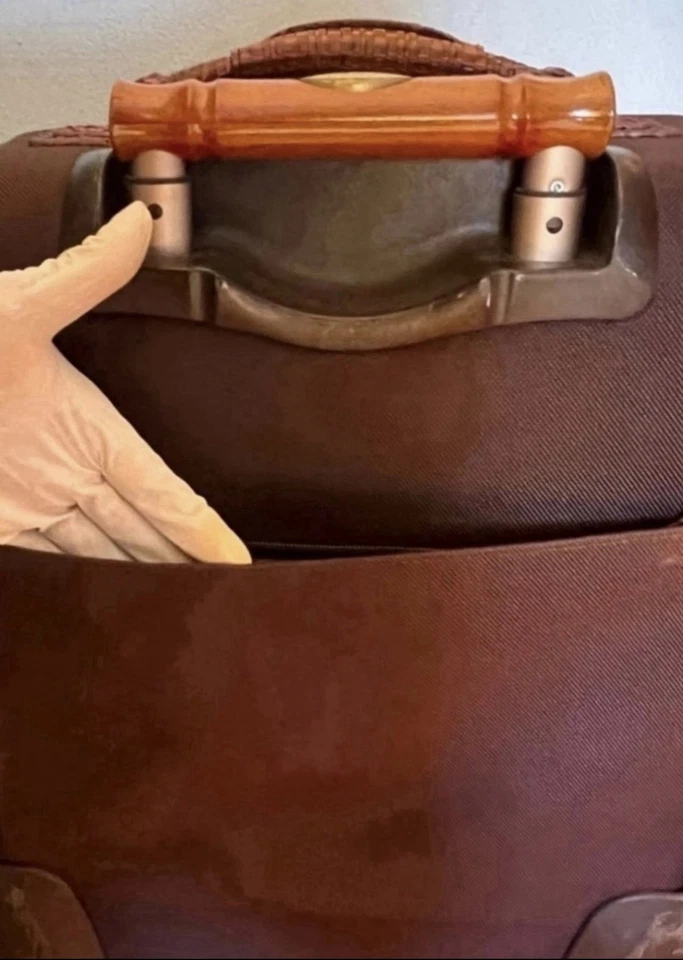 Equipaje Tommy Bahamas vintage con detalle de adornos de cuero  Foto 4 de 4