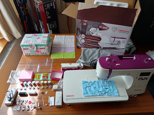 Necchi NC-204D Nähmaschine mit Ext Tisch 439 Stiche Zubehör Box
