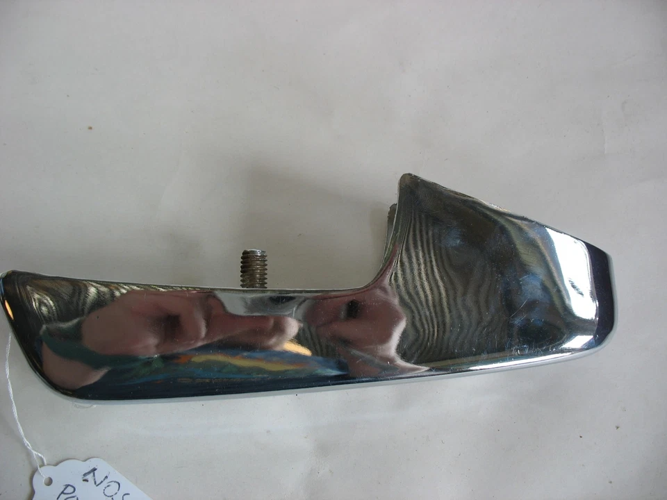 Soporte de protección de parachoques delantero derecho Nos Mopar 1964-1965 Plymouth Valiant Cuda Foto 3 de 4