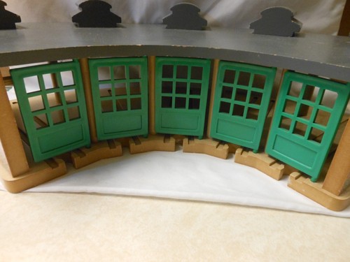LEARNING CURVE 99320 Thomas Wooden Railway TIDEMOUTH Roundhouse Turntable 2001 - Picture 2 of 9