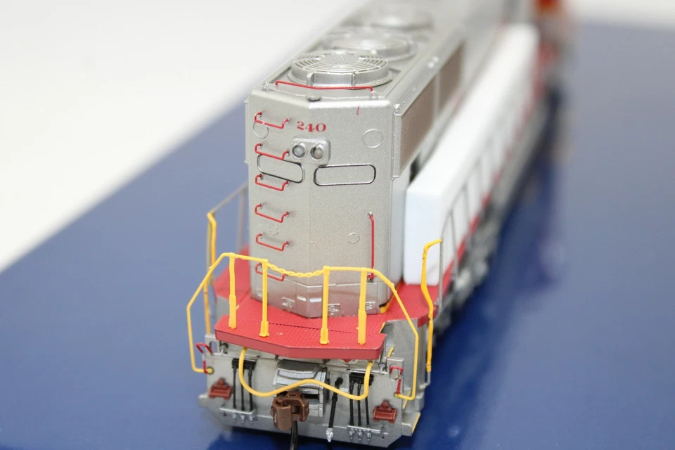 Athearn Genesis HO Scale Santa Fe EMD SD75M Diesel Locomotive #240 NOS DCC Ready - Image 4 of 4