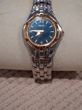 Reloj Seiko Mujer 26mm Esfera Azul Dos Tonos V789-0368 Fecha 5.5 Banda NECESITA BATERÍA