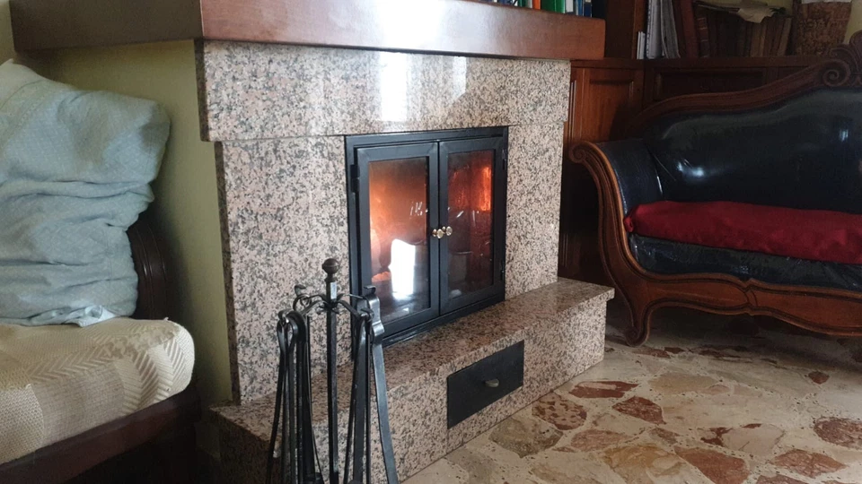 Sportello per camino su misura fatto a mano in acciaio - Immagine 3 di 4