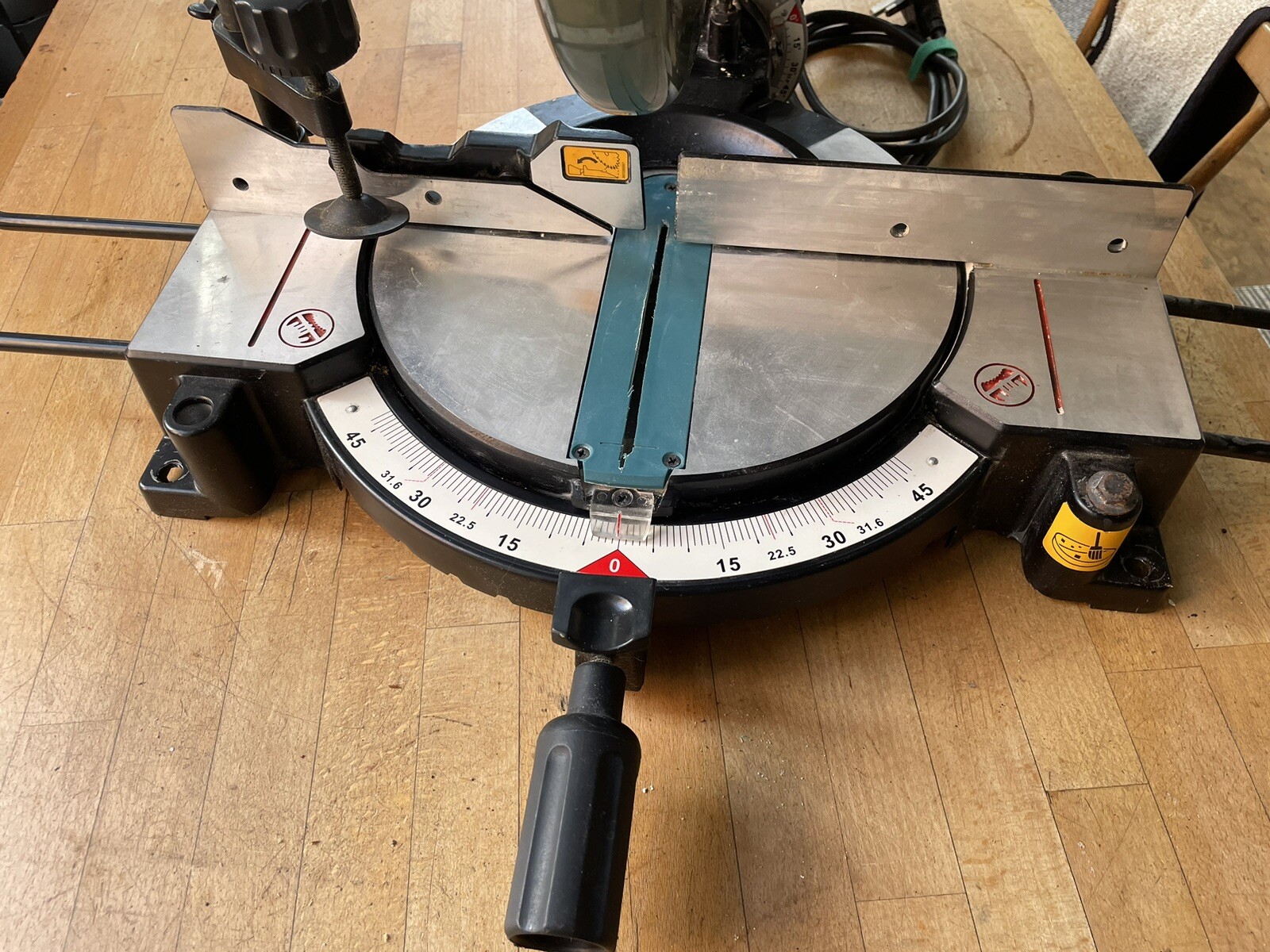 Makita MLS100 240v 255mm Mitre Saw Chop Saw Dust Collection Electric