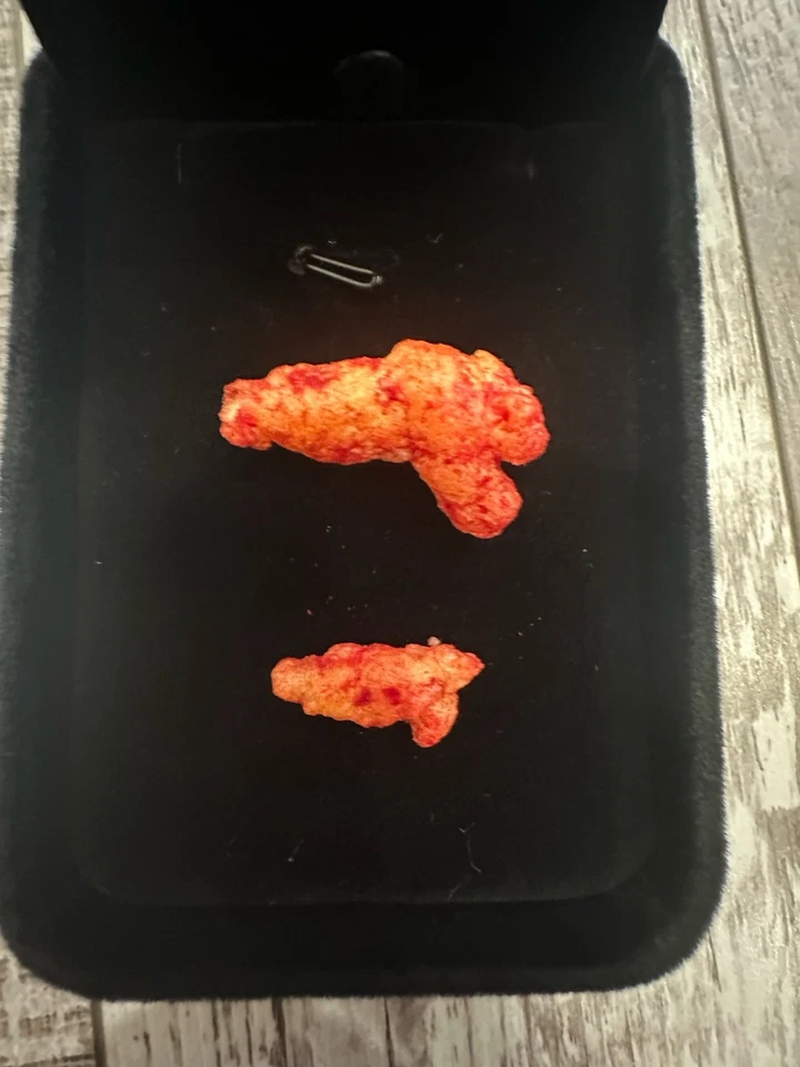 Super Ultra Rare Call Of Duty Zombies Ray Gun Shaped Flaming Hot Cheetos Set - Bild 3 von 4