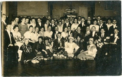 Genuine Photo postcard Dortmund ballroom, group in festive clothes 1920