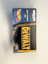 Hot Wheels Matt Kenseth 17 DeWalt Ford NASCAR 1:24 Diecast Racing Car 2000