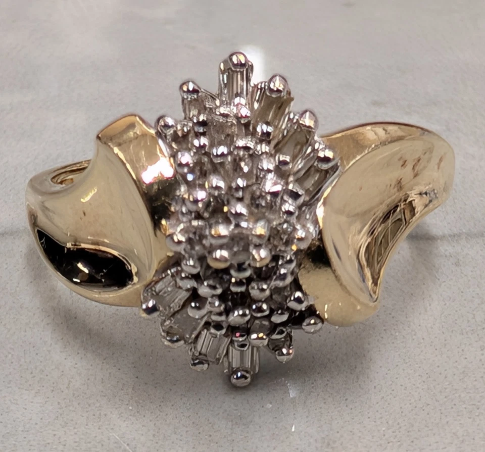 Anillo baguettes/corte redondo de diamantes de aproximadamente 0,40 quilates de oro amarillo de 10 quilates para dama Foto 3 de 3