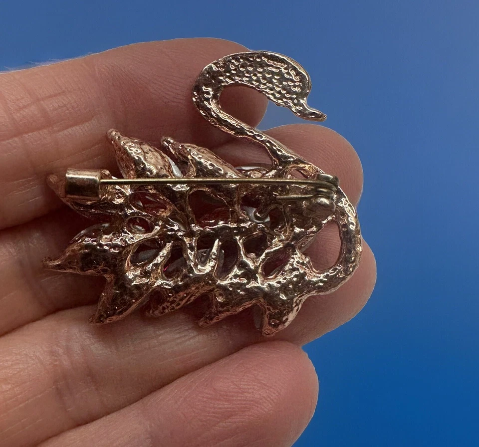 Broche prendedor Betsey Johnson tono oro rosa marquesa estrás Foto 3 de 3