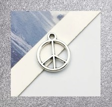 LOT 4 BULK SILVER PEACE SIGN SYMBOL NEW YEARS CHARMS HIPPIE BOHO YOGA 14mmx12mm