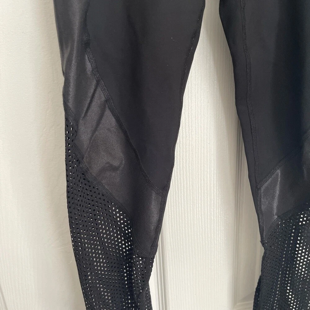 beyond-yoga umělá kůže detaily síťoviny leggings