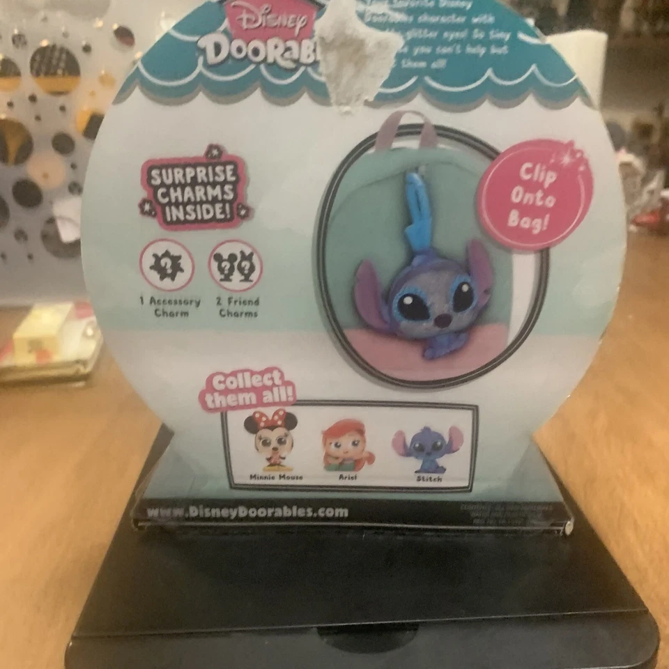 DISNEY DOORABLES Etiqueta a lo largo de la puntada con dijes sorpresa ¡NUEVO! Foto 2 de 2