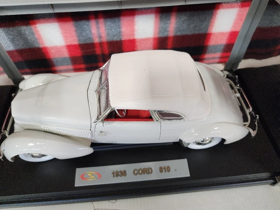 1936 Cord 810 Coupe Diecast Model Car White Red Interior 1/18 Signature Models - Image 2 of 4