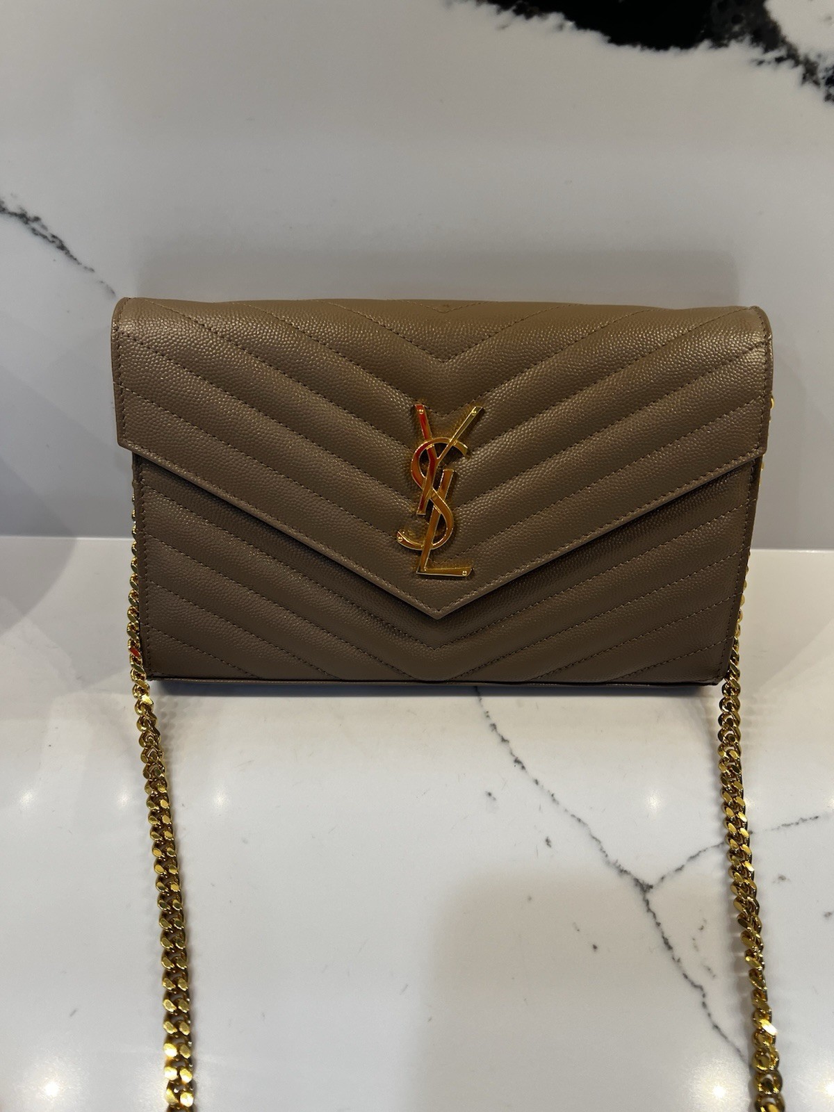 Portafoglio grande monogramma YSL Saint Laurent su catena tracolla pelle tortora oro