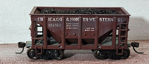 Tolva de mineral Chicago & North Western RR 121583 con carga Roundhouse 1412 construida HO | Zustand: Used