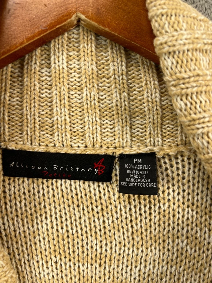 Cárdigan tejido con cable beige suéter cárdigan Allison Brittney Petite PM para mujer Foto 4 de 4