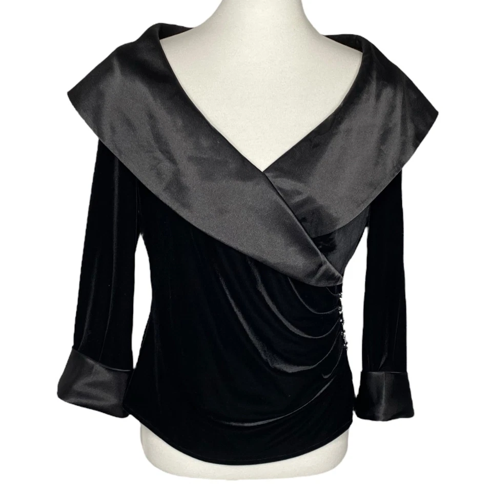 JS Boutique Terciopelo Satinado Top Negro Chal Cuello Cristal Botones Grande Capricho Foto 2 de 4