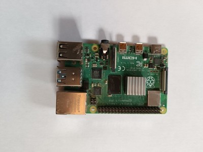 Raspberry pi 4 Model B mit 4GB Arbeitsspeicher und Kühlkörper