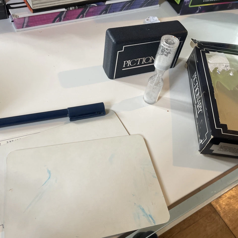 TRAVEL POCKET PICTIONARY GAME VINTAGE 1990 WITH ORIGINAL BOX some cards missing - Image 4 of 4