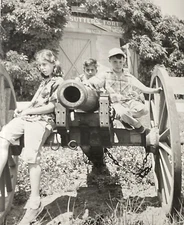 1952 Sutter’s Fort State Historic Park Sacramento CA Kids on Cannon Photo P19a10