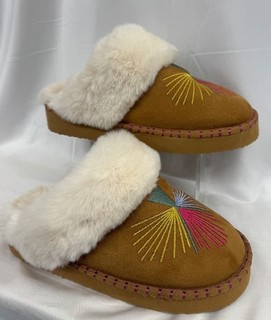 Womens cozy brown mule slippers starburst type design faux fur size 7 8 CG R23