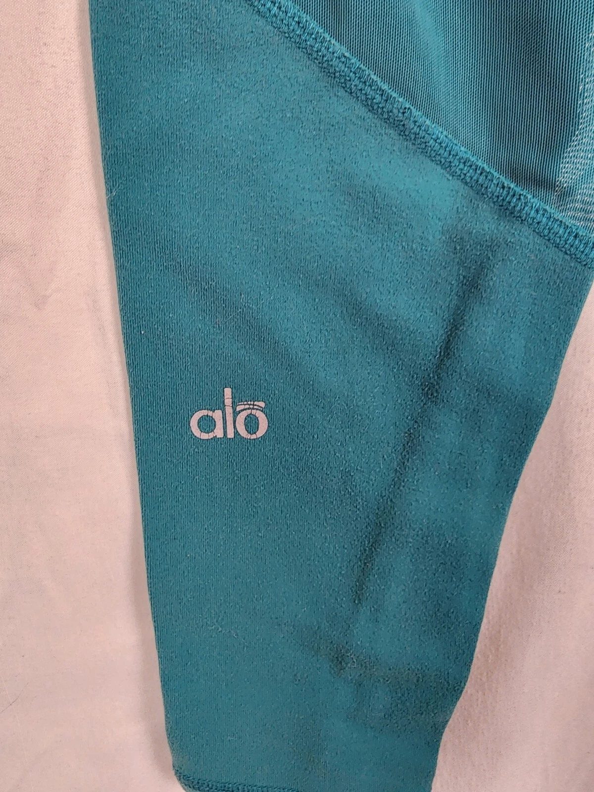 alo-yoga mesh trimmed capri leggings