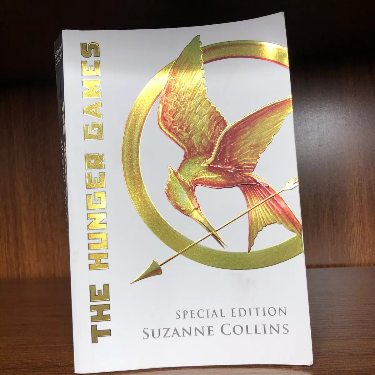 The Hunger Games by Suzanne Collins - ISBN: 9781760265304 (SCHOLASTIC  AUSTRALIA PTY LTD)