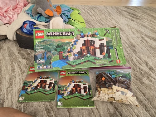 LEGO Minecraft: Die Wasserfallbasis (21134)