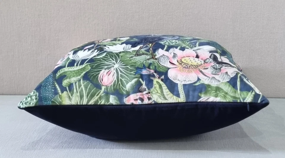 Funda Cojín Terciopelo Medianoche Clarke and Clarke Wedgwood Nenúfar 45x45 cm Foto 2 de 3