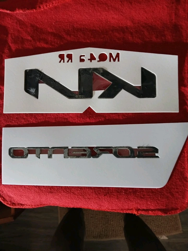 Emblemas KIA Sorento para puerta levadiza modelo 2023 ambos emblemas vendidos juntos Foto 2 de 2