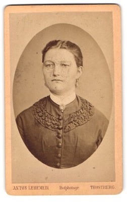 Fotografie Anton Lehemeir, Trostberg, Portrait bürgerliche Dame in hübscher Kle 