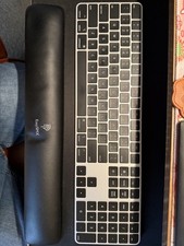 Apple Magic Keyboard with Touch ID and Numeri...