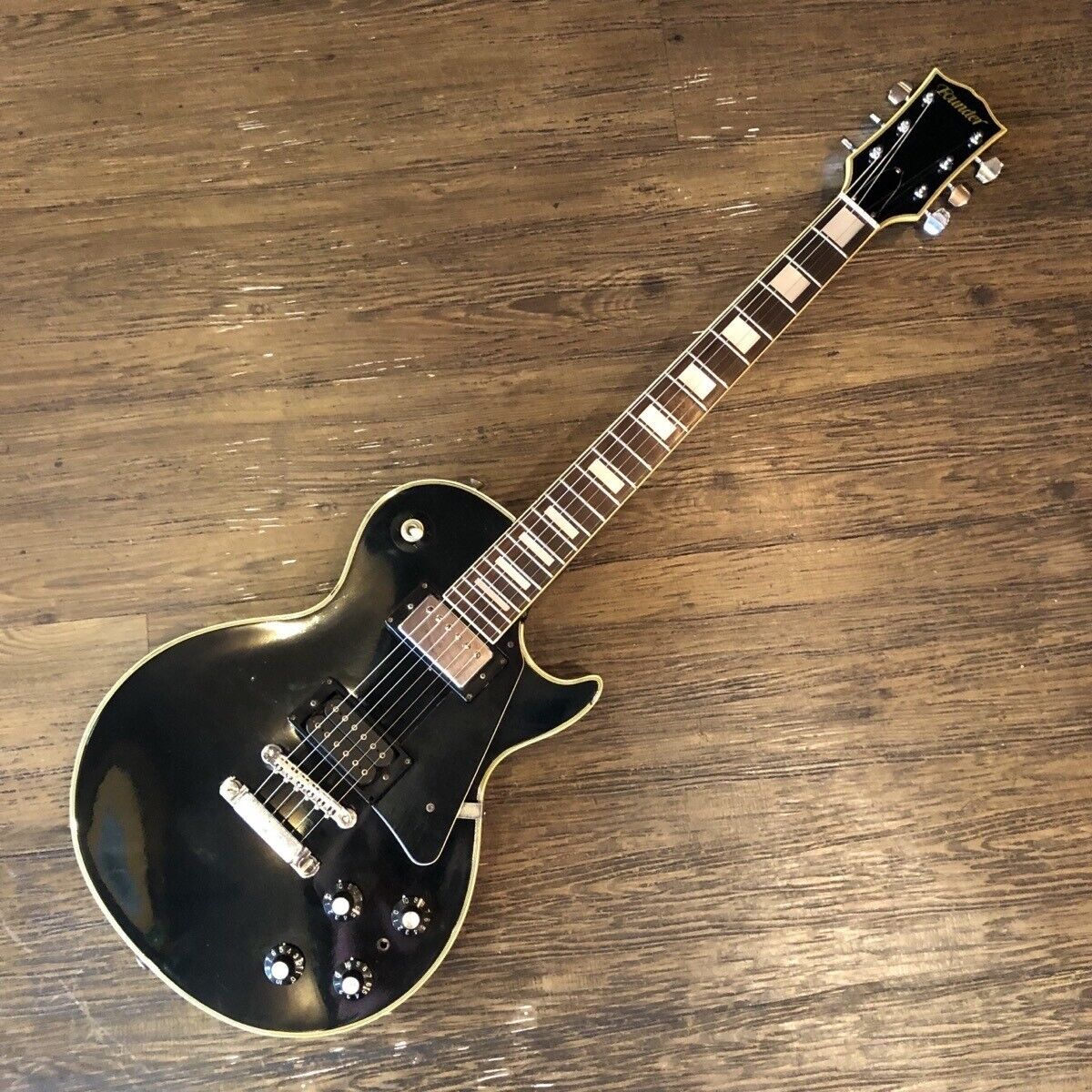 Founder Les Paul type Electric Guitar Made in Japan Founder Founder Les Paul type Electric Guitar Made in Japan Founder