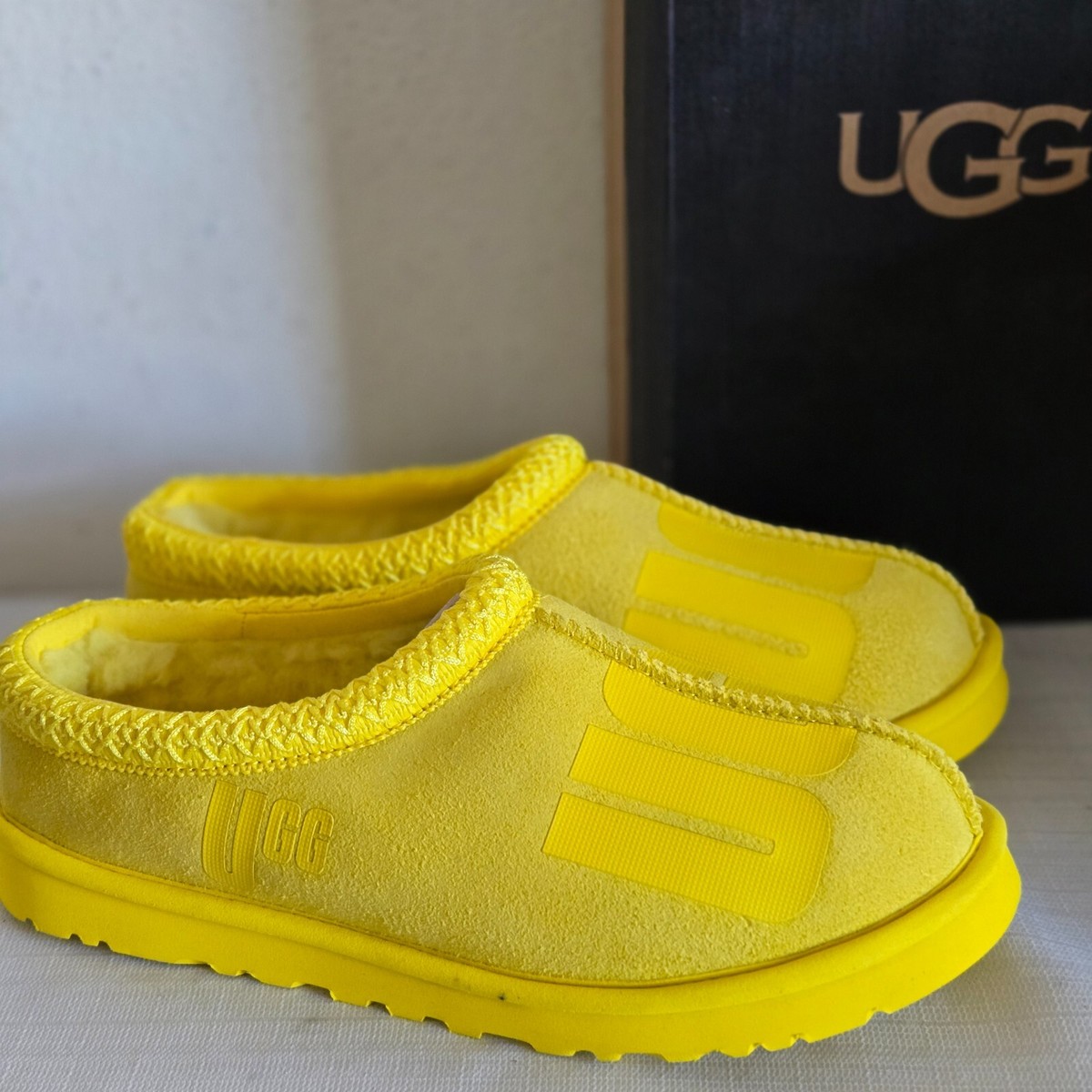 DEFECT MENS 8 CANARY YELLOW UGG TASMAN SCATTER GRAPIC SUEDE  display picture 1