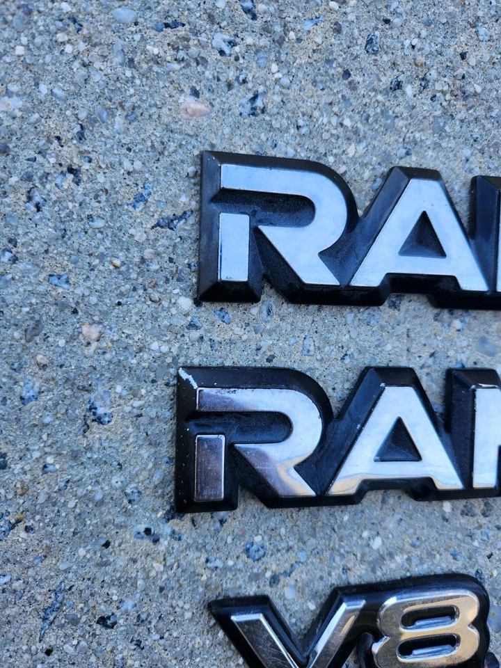Dodge Ram 2500 V8 Magnum 1994-2001 plateado negro rojo emblemas de guardabarros insignias Foto 3 de 3