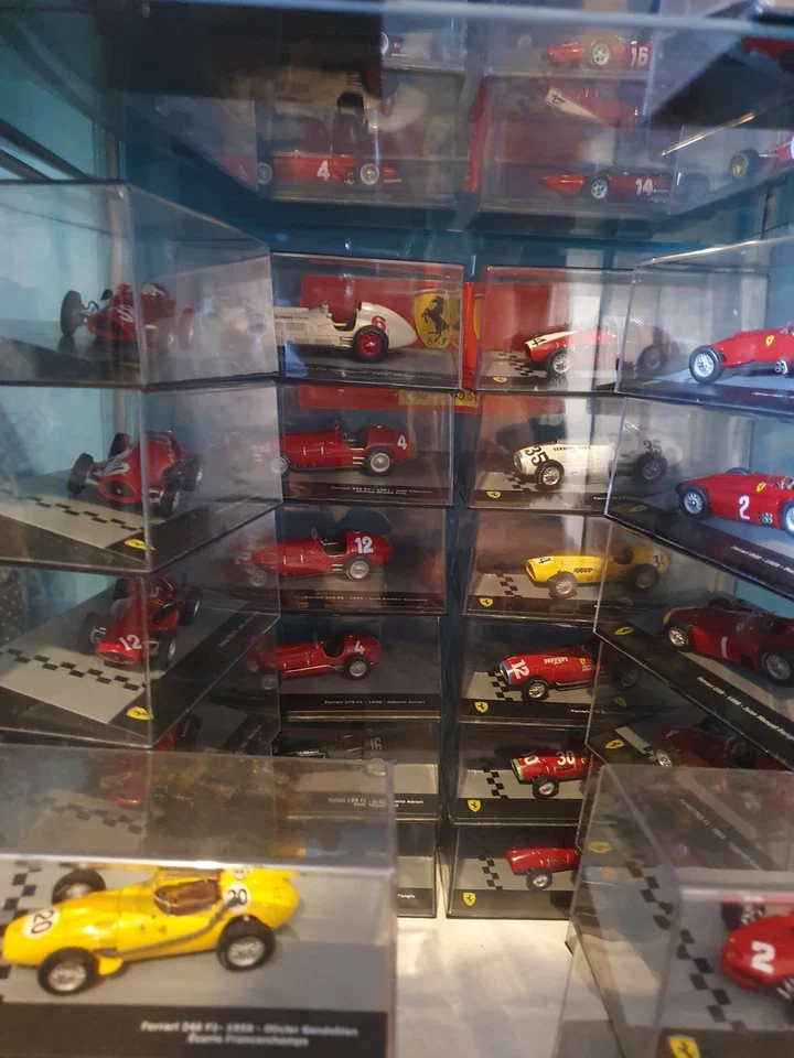 FERRARI F1 COLLECTION COMPLETA 120 NUMERI PIÙ CAMION FERRARI E VETRINA . - Immagine 2 di 4
