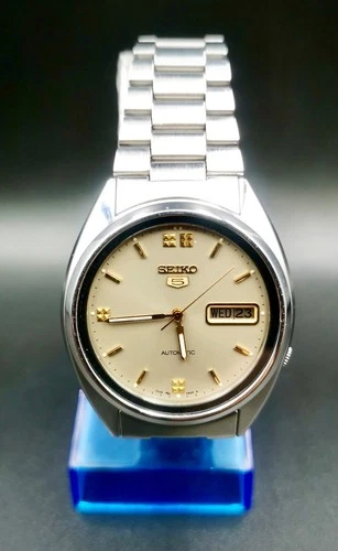 Vintage Seiko 5 Automatic Men’s watch. 7009-3040. Nice designed of face.