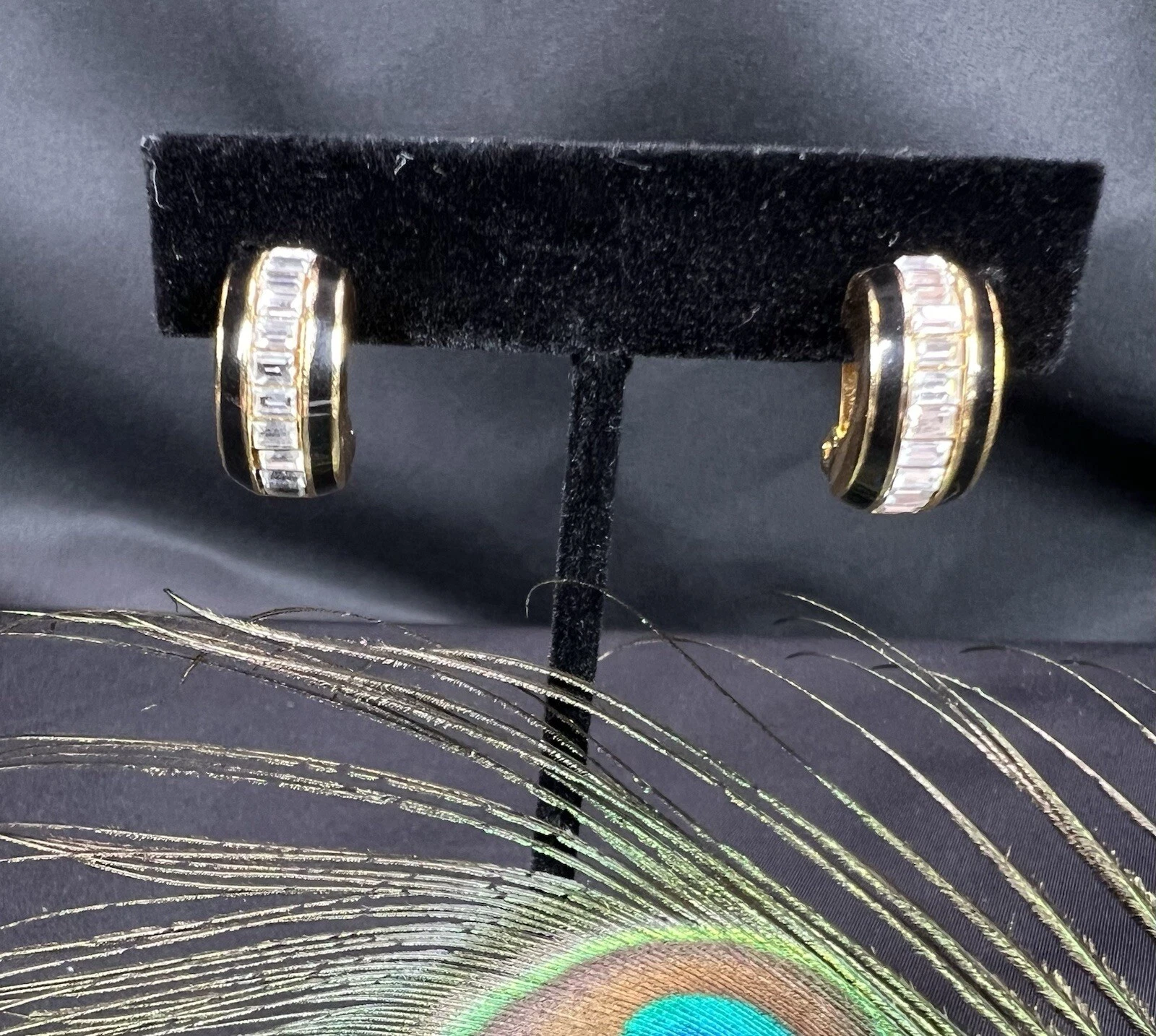 Boucles d'oreilles clips vintage Christian Dior ton or cristal émail noir 9,8 g