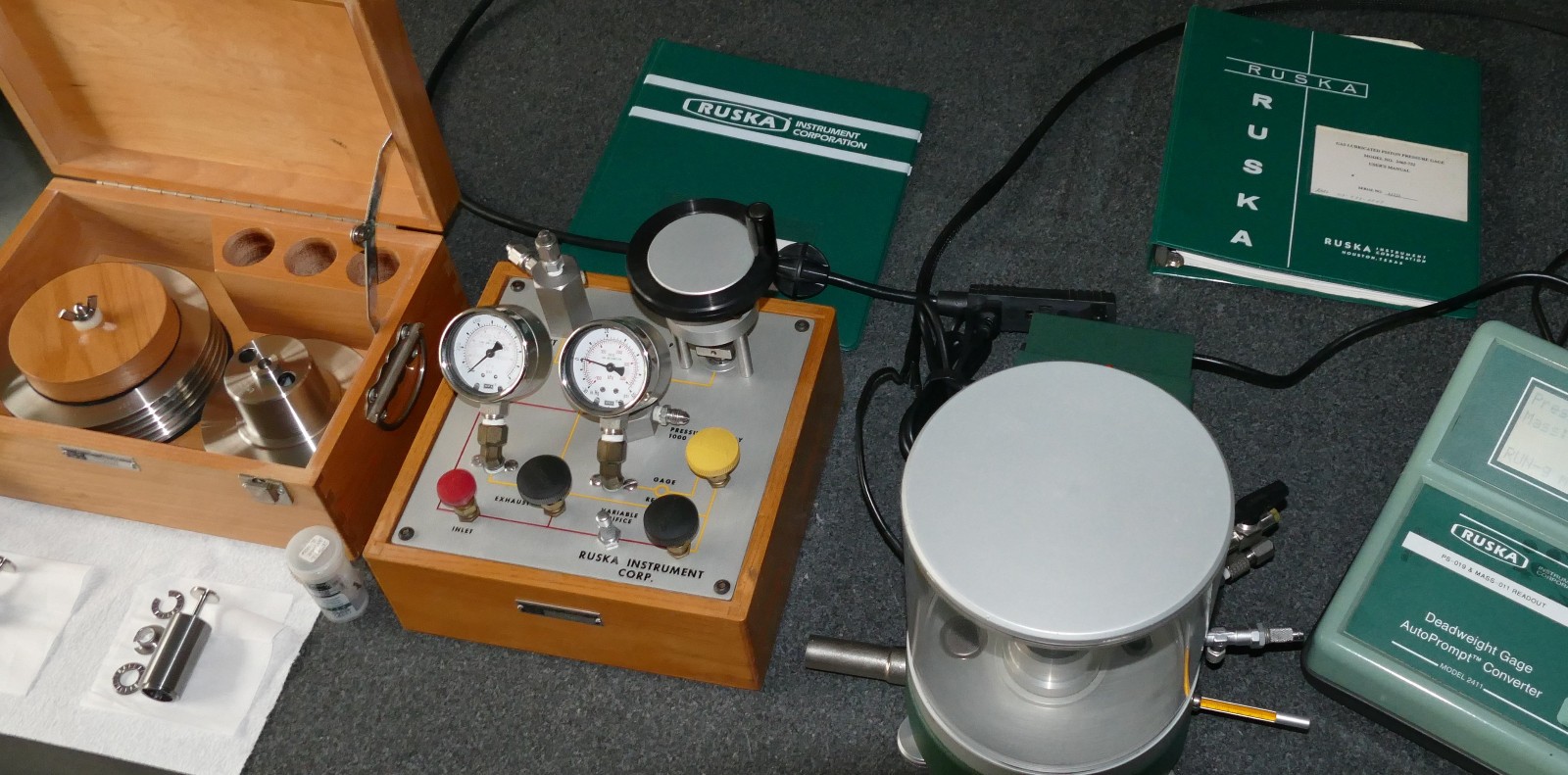 FLUKE RUSKA 2465A Primary Pressure Dead Weight System 0-1000psi