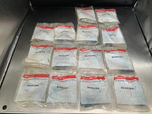 (14) Honeywell 304528A MOUNTING BRACKET KIT FOR LP916