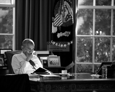 BARACK OBAMA REVIEWS BRIEFING MATERIALS IN THE OVAL OFFICE - 8X10 PHOTO (OP-189)